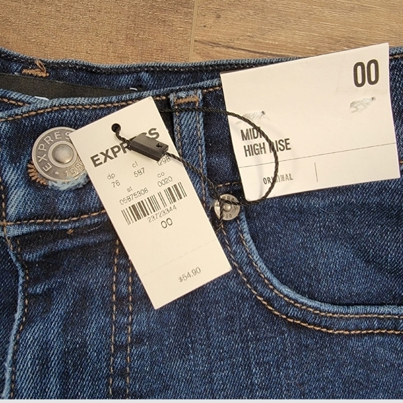 EXPRESS Size 00 MIDI HIGH RISE Original Raw Hem Denim Jean Shorts NWT - Picture 2 of 7